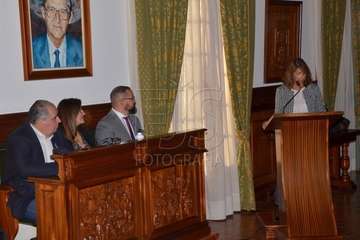  La profesora Celia Jiménez pone voz en el Pleno al manifiesto institucional contra la violencia machista (Foto TA)